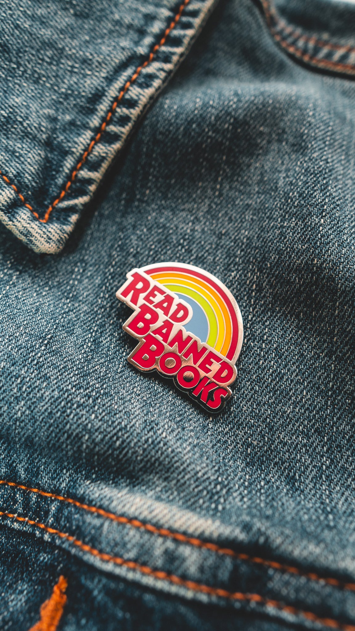 READ BANNED BOOKS PIN